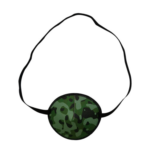 En ögonlapp med resår för vuxna. Den är mörkgrön med camouflage-mönster. Märket är Kay Fun Patch. Den heter Camouflage.