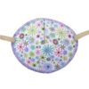 En ögonlapp med resår för vuxna. Den är vit med lila kant och små lila och ljusrosa blommor. Märket är Kay Fun Patch. Den heter Cornflowers.