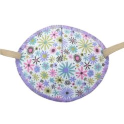 En ögonlapp med resår för vuxna. Den är vit med lila kant och små lila och ljusrosa blommor. Märket är Kay Fun Patch. Den heter Cornflowers.