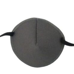 En ögonlapp med resår för vuxna. Den är grå och har en enkel, stilren design. Märket är Kay Fun Patch. Den heter Steel.