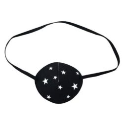 En ögonlapp med resår för vuxna. Den är svart med vita stjärnor. Märket är Kay Fun Patch. Den heter Stars.