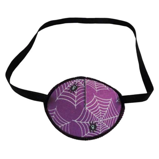 En piratlapp till barn. Den är lila och dekorerad med små spindlar och spindelväv och heter Purple Spiders. Den har elastik som sätts runt huvudet och är designad för barn som skelar. Ögonlappen hjälper till vid synträning. Märket är Kay Fun Patch.