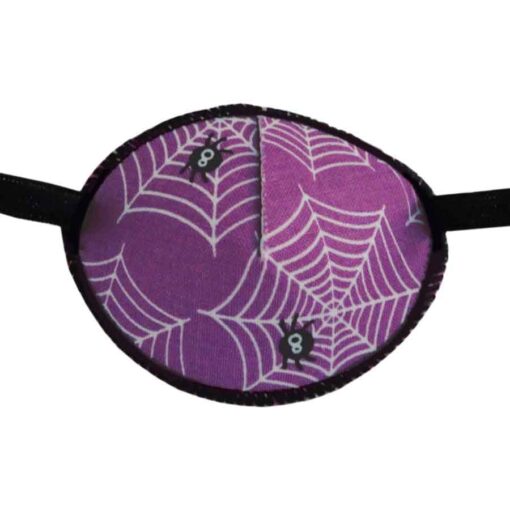 En piratlapp till barn. Den är lila och dekorerad med små spindlar och spindelväv och heter Purple Spiders. Den har elastik som sätts runt huvudet och är designad för barn som skelar. Ögonlappen hjälper till vid synträning. Märket är Kay Fun Patch.