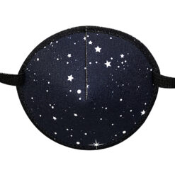 En ögonlapp med resår för vuxna. Den är marinblå med stjärnor på. Märket är Kay Fun Patch. Den heter Navy Stars.