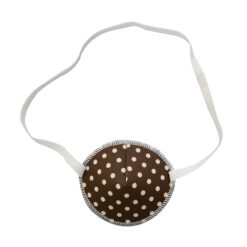 En ögonlapp med resår för vuxna. Den är brun med beigefärgade prickar. Märket är Kay Fun Patch. Den heter Polka Dots.
