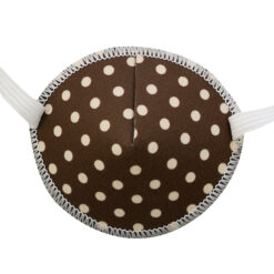 En ögonlapp med resår för vuxna. Den är brun med beigefärgade prickar. Märket är Kay Fun Patch. Den heter Polka Dots.