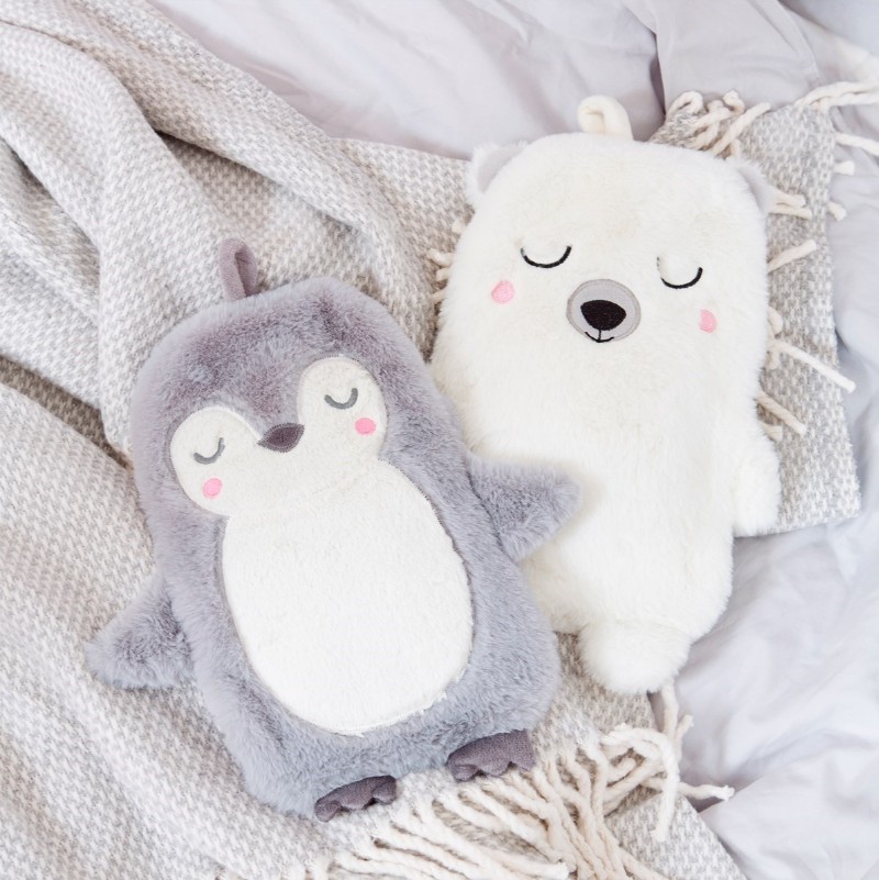 Ett miljöbild med två värmeflaskor som ser ut som en pingvin och en isbjörn. Från Sass & Belle.