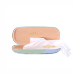 Ett glasögonfodral med en anka och texten