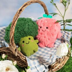 Värmeflaska med en jordgubbe-design från Sass & Belle.