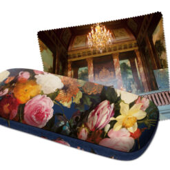 Detta stilfulla glasögonfodral från Bekking & Blitz har ett vackert motiv med blommor och den stora hallen i Paleis Het Loo.