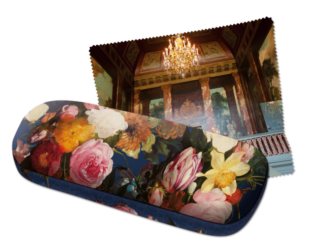 Detta stilfulla glasögonfodral från Bekking & Blitz har ett vackert motiv med blommor och den stora hallen i Paleis Het Loo.