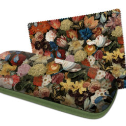 Detta stilfulla glasögonfodral från Bekking & Blitz har ett vackert blommotiv. Inkluderar putsduk. Läs mer...