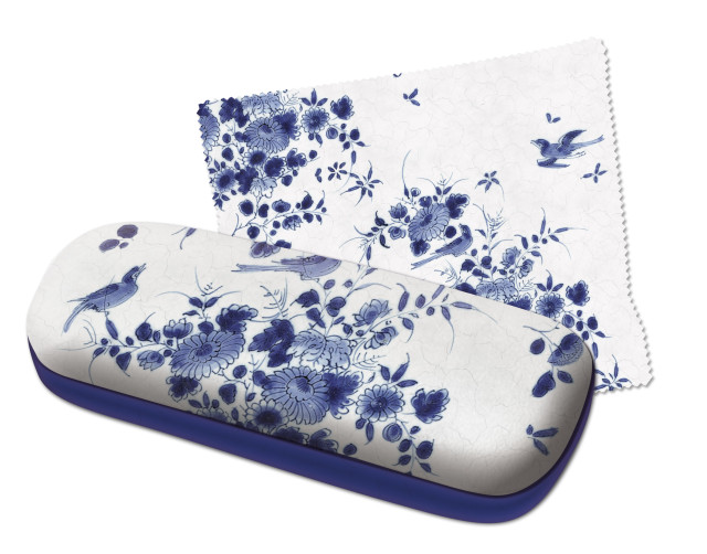 Glasögonfodral från Bekking & Blitz har ett vackert motiv inspirerat av det klassiska holländska porslinet Delft Blue.