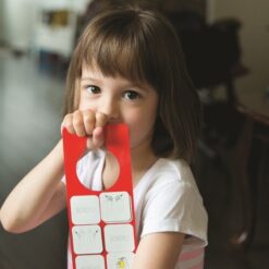 JAC5061 - Vertikal magnetisk dörrhållare för piktogram – med flicka